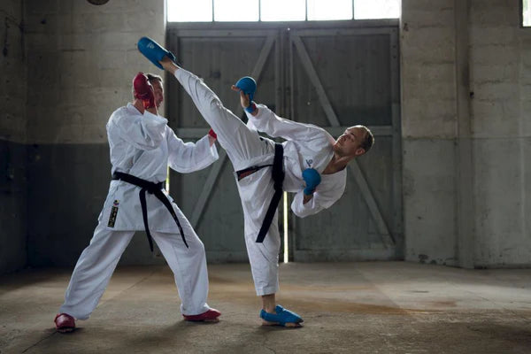 Guante protector de karate “TSUKI” con pulgar (aprobado por la WKF)