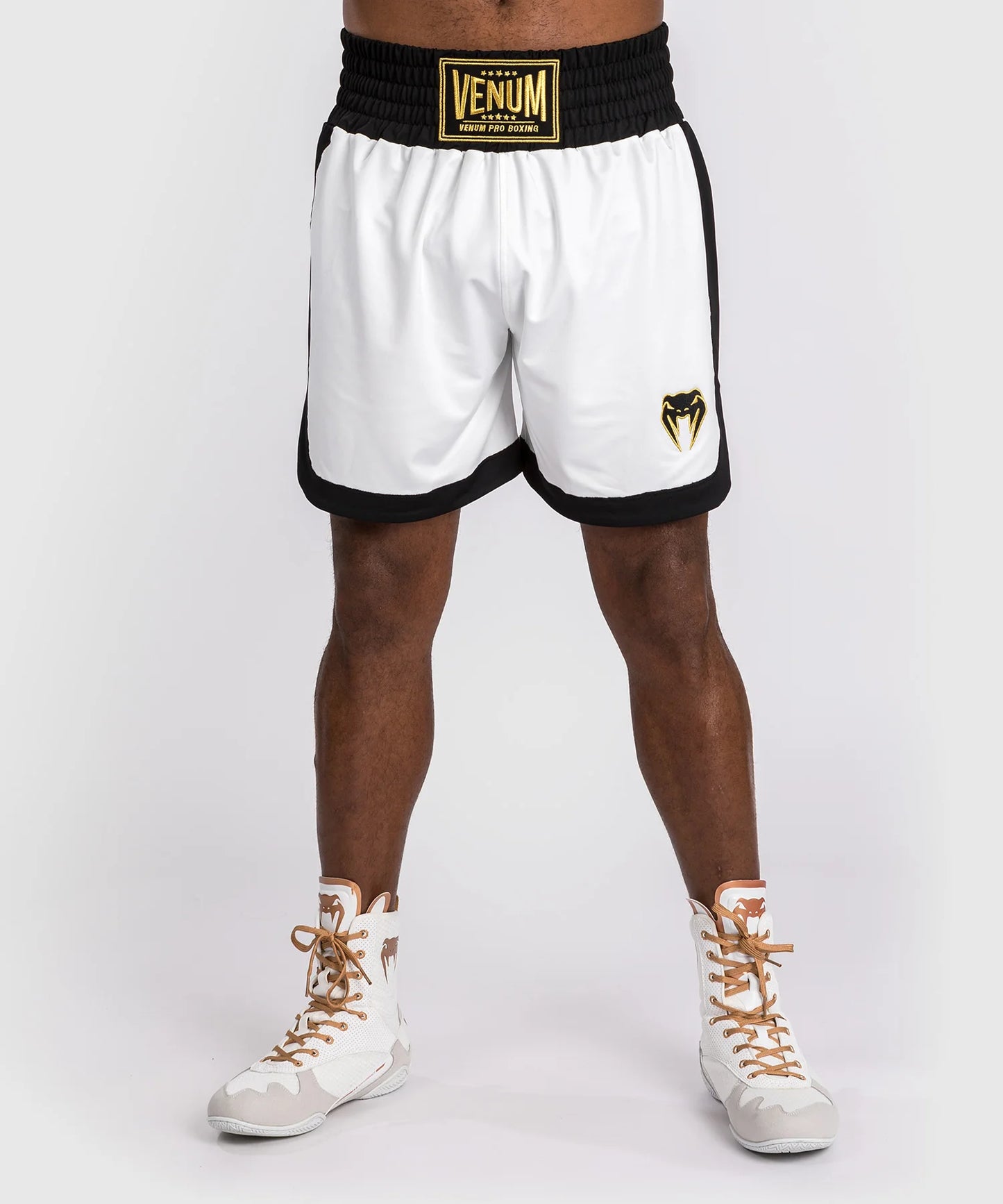 Pantalones cortos de boxeo Venum Classic, color blanco y negro
