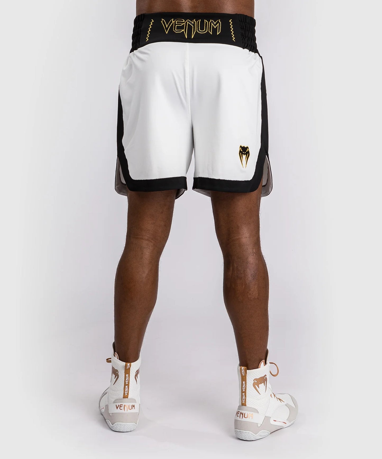 Pantalones cortos de boxeo Venum Classic, color blanco y negro