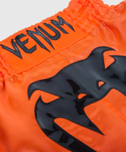 Pantalones cortos de muay thai Venum Bangkok Inferno, color naranja neo y negro