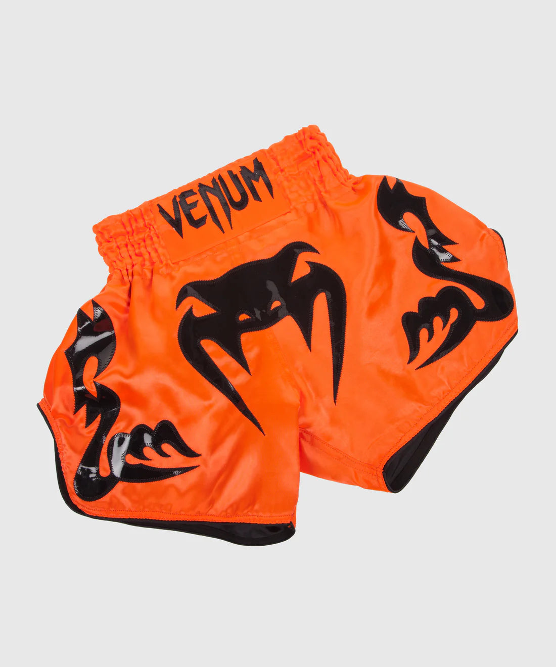 Pantalones cortos de muay thai Venum Bangkok Inferno, color naranja neo y negro