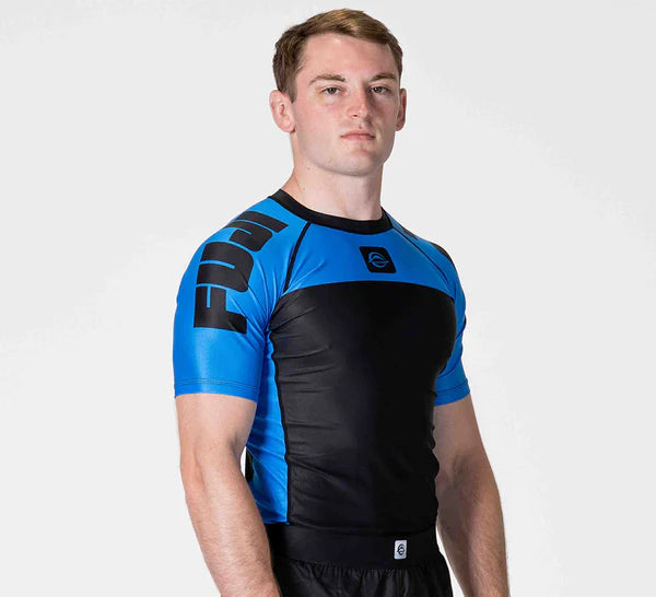 Rashguard azul clasificado por la competencia