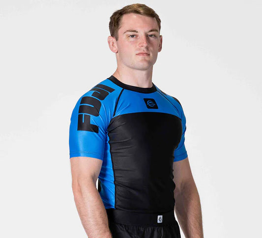 Rashguard azul clasificado por la competencia
