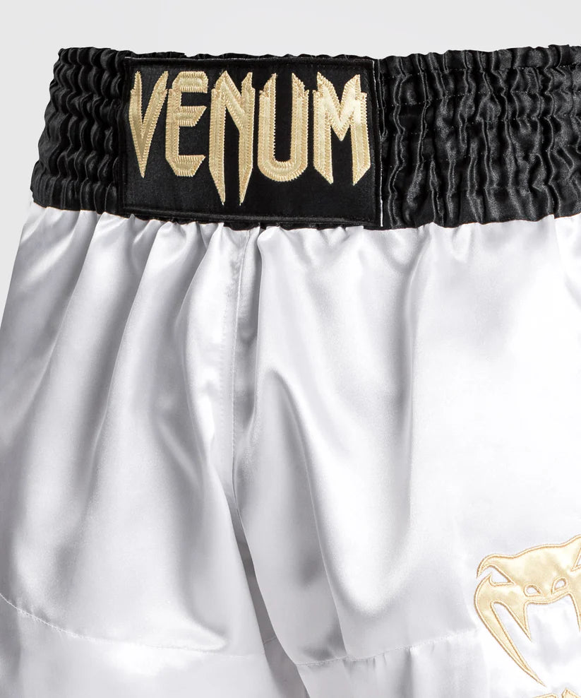 Pantalón corto de muay thai Venum Classic, blanco, dorado y negro